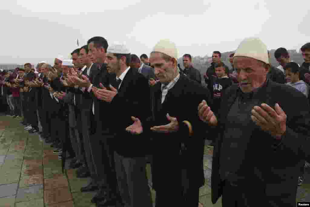 Косовоның Рачак авылында мөселманнар бәйрәм намазыннан соң зиратка килде.