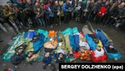 Ուկրաինացի ցուցարարների սպանվածների դիակների մոտ, Կիև, 20-ը փետրվարի, 2014թ․