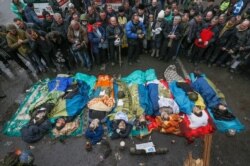 Тела погибших участников Революции Достоинства на Майдане Независимости в Киеве, 20 февраля 2014 года