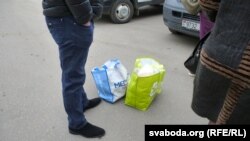 Сваякі прывезьлі падсудным перадачы