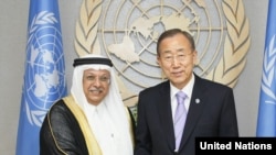 عبدالله المعلمی (چپ)، نماینده دائم عربستان در سازمان ملل شکایت کشور اش از ایران را برای رطح در شورای امنیت تسلیم بان گی مون، دبیرکل سازمان ملل کرد.