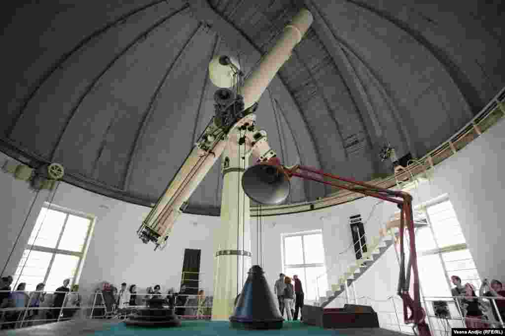 Veliki refraktorski teleskop prečnika 65 cm, tada jedan od najvećih optičkih instrumenata u Evropi, stigao je zajedno sa još nekoliko manjih teleskopa kao deo ratnih odšteta Srbiji, nakon Prvog svetskog rata.