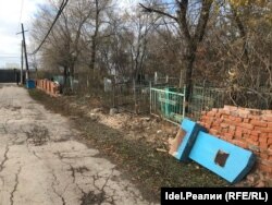 За заброшенным синим памятником — мусульманское кладбище