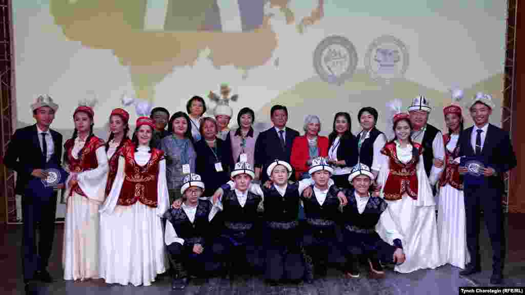 Кыргызские студенты с участниками форума после концерта. Барнаул. 12.9.19.&nbsp;