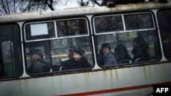 Пасажири їдуть в автобусі у Донецьку. Листопад 2014 року