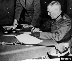 Кіраўнік вярхоўнага камандаваньня Вэрмахту Вільгельм Кейтэль падпісвае ратыфікаваныя ўмовы капітуляцыі нямецкай арміі Берлін, 9 траўня 1945