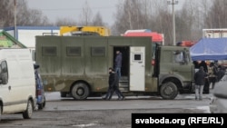 Рэйд міліцыі ў «Ждановічах», архіўнае фота