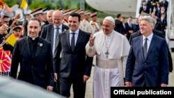 Претседателот Ѓорѓе Иванов и премиерот Зоран Заев го пречекаа папата Франциск на аеродром 