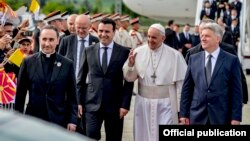 Претседателот Ѓорѓе Иванов и премиерот Зоран Заев го пречекаа папата Франциск на аеродром