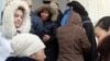 Люди стоят в очереди за хлебом. Жанаозен, 18 декабря 2011 года. Фото предоставлено Еленой Костюченко, корреспондентом российской "Новой газеты".