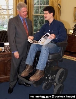 Изобретатель "умного" инвалидного кресла ibot Дин Кеймен с президентом США Биллом Клинтоном. 2000 год