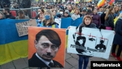 Акция протеста против российского вторжения в Украину, Милан, Италия, март 2022 года
