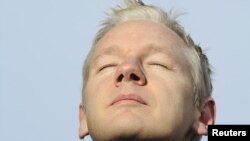 U.K -- WikiLeaks founder Julian Assange pauses as he speaks to the media in Norfolk, 17Dec2010