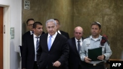 بنیامین نتانیاهو، نخست‌وزیر اسرائیل، در راه نشست هفتگی کابینه خود در اورشلیم.