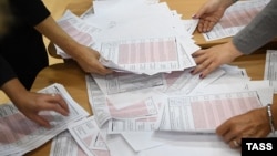 A Communist Party lawmaker says she caught election officials arranging a large-scale ballot-stuffing operation at a polling station during the recent gubernatorial election in Russia's Mordovia region. (file photo)