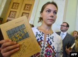 Reuters is reporting that Russian border guards have detained Vira Savchenko at the Ukrainian border.