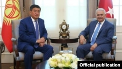 Кыргыз өкмөт башчысы Сооронбай Жээнбеков менен түрк премьери Бинали Йылдырым, Анкара. 9-август