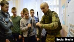 Марозаў праводзіць «ваенна-патрыятычныя» заняткі зь дзецьмі ў 10-й Рэчыцкай школе.