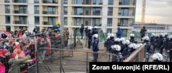 Građani i policija tokom protesta na Starom savskom mostu, Beograd, Srbija, 14. decembar 2024.