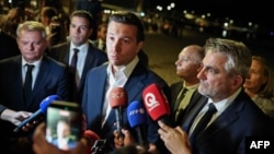 საფრანგეთის ულტრამემარჯვენე პარტია „ეროვნული გაერთიანების“ თავმჯდომარე ჟორდან ბარდელა(ცენტრში) ჟურნალისტებს ინტერვიუს აძლევს სენატის არჩევნების დღეს, 2026 წლის 27 სექტემბერს 