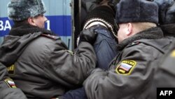 Арест одного из протестующих в Москве 20 марта
