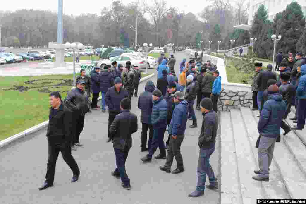 Буга чейин Өзгөн районунун бир нече тургуну опузалап акча талап кылды деп, Канжар Кадыралиевге каршы арыз жазган. Буга байланыштуу Башкы прокуратура өткөн апта башында Канжар Кадыралиевге кылмыш ишин козгоп, аны Ош шаардык прокуратурасындагы кызматынан бошоткон.