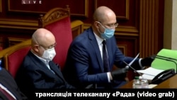 Прем’єр-міністр Денис Шмигаль (праворуч) у Верховній Раді 13 квітня 2020 року під час ухвалення змін до бюджету