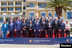 Učesnici EU-Zapadni Balkan samita u Tivtu poziraju na zajedničkoj slici
