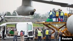 Utovaranje lijesa s tijelima ubijenih Talijana, Kongo (23. veljače)