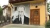 Një mural me portretin e presidentit rus, Vladimir Putin, në Mitrovicë të Veriut. Shtator, 2017. 