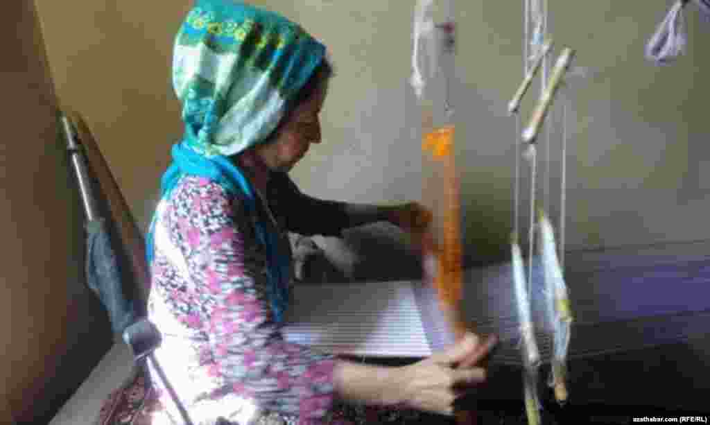 Obanyň gelin-gyzlary &ouml;&yacute;lerde t&uuml;rkmeniň milli ketenisini, d&uuml;&yacute;p gyňa&ccedil;laryny ussatlyk bilen doka&yacute;arlar. 