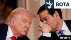 Presidenti i SHBA-së, Donald Trump (majtas) dëgjon Sekretarin e Shtetit, Marco Rubio, gjatë një tryeze të rrumbullakët në Shtëpinë e Bardhë më 6 mars.