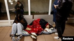 საჰაერო განგაშის დროს თავშესაფარში მყოფი კიეველები. 2024 წლის 13 ნოემბერი