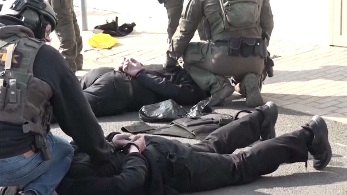 Зеленський «направляє» ЗСУ до Орбана, а Угорщина затримує українських інкасаторів