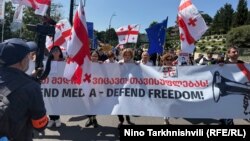 აქციის მონაწილეები მეტროსადგურ "ავლაბრის" მიმდებარედ შეიკრიბნენ და მსვლელობით გაემართნენ კომუნიკაციების კომისიისკენ.