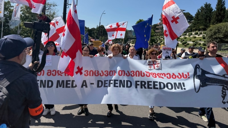 "ვიცავთ მედიას, ვიცავთ თავისუფლებას!" - კომუნიკაციების კომისიასთან აქცია იმართება