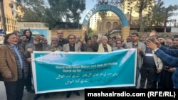 د بشري حقونو فعالانو د کراچۍ خبریالانو مرکز مخې ته د مظاهرې پر مهال د ایمان مزارۍ او هادي علي چټه په حق کې بینر نیولی دی - د جنورۍ ۲۶مې انځور.