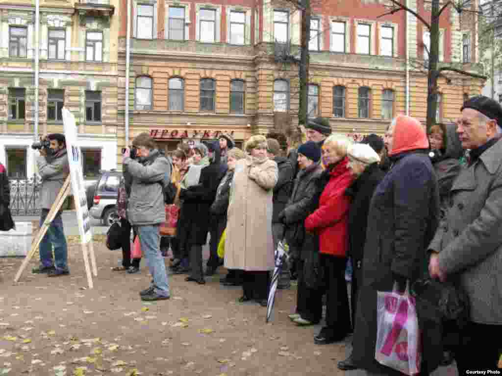 Наряд милиции, следивший за порядком, остался практически без работы. Лишь однажды один из правоохранителей указал организаторам на то, что заявленное количество — 50 человек явно превышено и пригрозил, что в следующий раз митинг может быть не согласован.