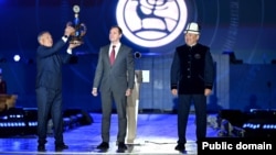 Дүйнөлүк көчмөндөр оюндардын символу катары суу толтурулган көөкөрдү Адылбек Касымалиевдин колунан Орусия Федерациясынын спорт министри Михаил Дегтярев жана Татарстандын башчысы Рустам Минниханов алды.