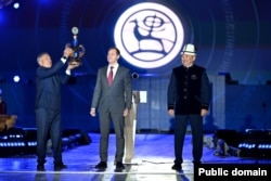 Дүйнөлүк көчмөндөр оюндардын символу катары суу толтурулган көөкөрдү Адылбек Касымалиевдин колунан Орусия Федерациясынын спорт министри Михаил Дегтярев жана Татарстандын башчысы Рустам Минниханов алды.