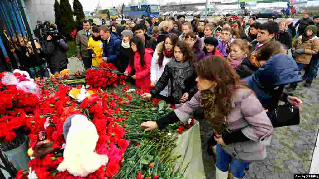 У ограды международного аэрпорта в Казани