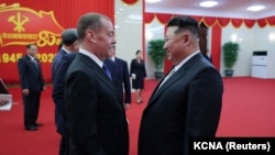 Бившият руски президент Дмитрий Медведев (вляво) и лидерът на Северна Корея Ким Чен-ун, петък, 10 октомври 2025 г.