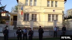 Tineri moldoveni protestează la ambasada Moldovei de la Praga