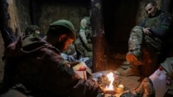 Військовослужбовці 49-го ошб ЗСУ «Карпатська Січ» відпочивають у бліндажі. Донеччина. 7 грудня 2025 року