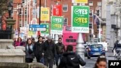 Capitala Irlandei, Dublin, a fost umplută de afișe politice pe tema dublului referendum.