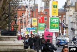 Plakati "Da" i "Ne" na ulici ispred vladinih zgrada u Dublinu, Irska, 5. marta 2024., uoči irskog referenduma održanog na Međunarodni dan žena.