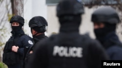 Косовски полицајци патролираат во северниот дел на етнички поделениот град Митровица