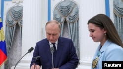 Президент России Владимир Путин и российская фигуристка Камила Валиева