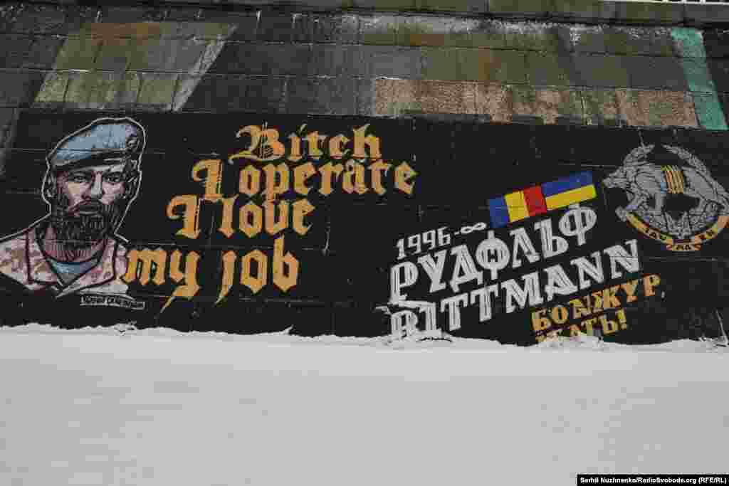 Ovo je mural posvećen poginulom dobrovoljcu iz Rumunije. Rudolf Vittman rođen je i odrastao u rumunskom gradu Arad. Prema navodima borbene grupe Getica, koju čine borci rumunskog govornog područja, on je prvi državljanin Rumunije koji je poginuo u ovom ratu. To se dogodilo u oktobru 2023. godine.