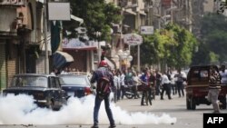 Policia përdorë gaz lotsjellës derisa mbështetësit e Morsit dhe kundërshtarët e tij përleshen në qendër të kryeqytetit Kajro